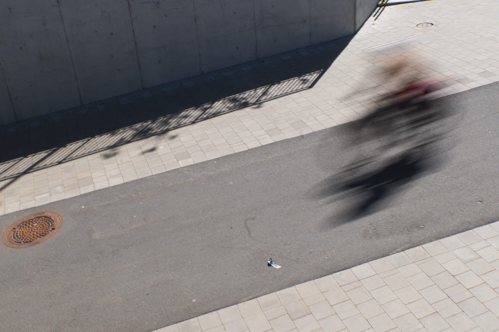 Cyklist som passerar snabbt under tunneln vid stationsområdet