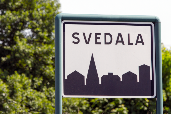 En skylt med texten Svedala, tillsammans med siluetter av byggnader som t ex kyrkan i Svedala. Foto.