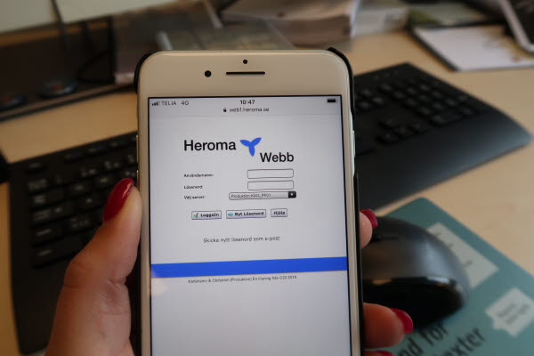 Mobiltelefon som visar Heroma självservice. Bild.