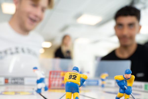 Två unga personer spelar bordshockey. Foto.