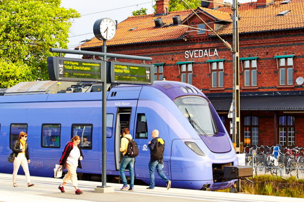 Ett pågatåg fram stationen i Svedala. Foto.