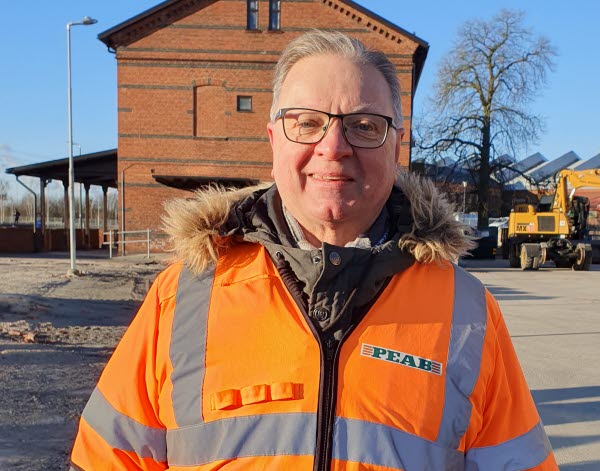 En person i orange reflexväst fram stationen i Svedala. Foto.