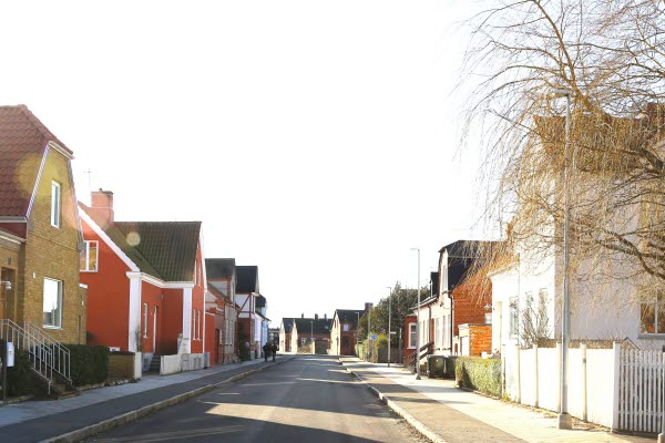 Flera gamla villor längs en gata. Foto.