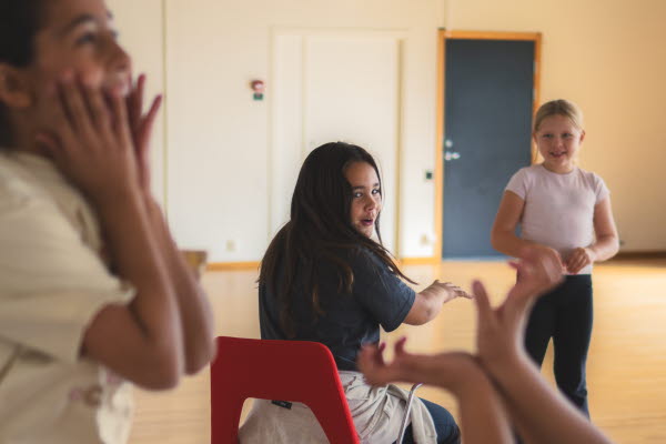 Ett barn som spelar tvärflöjt. Foto.