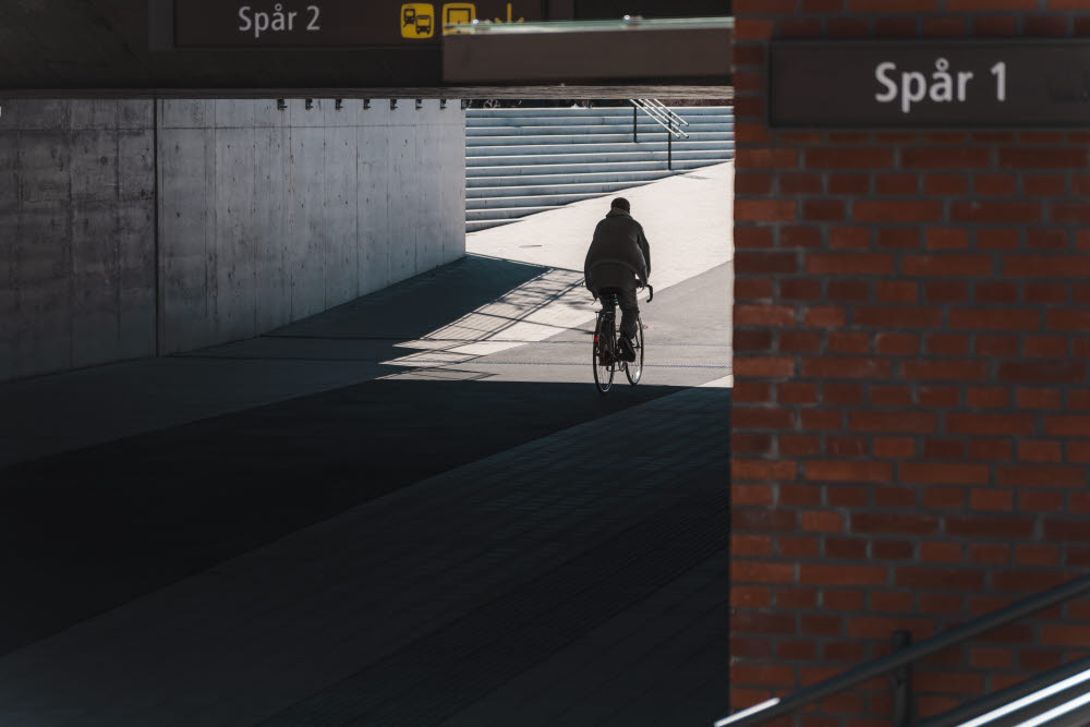 Cykel åker under tunnel vid stationsområdet