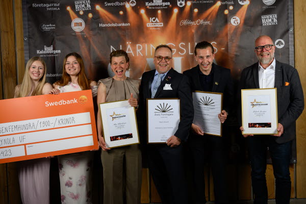 Tre tjejer och tre killar står på en rad med diplom i handen och är glada mot kameran. Foto. 