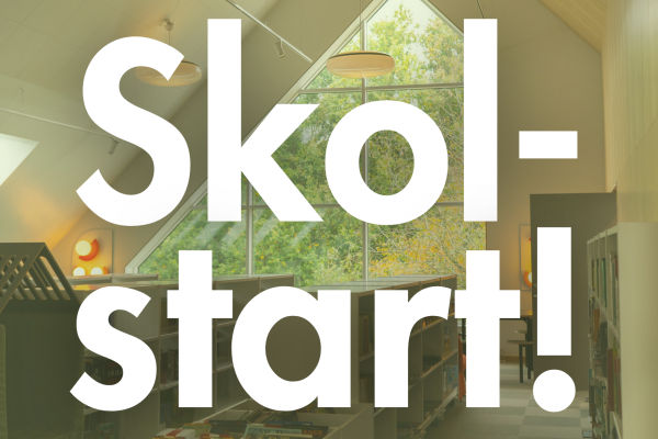 Orange bakgrund med texten "Skolstart!". Foto.