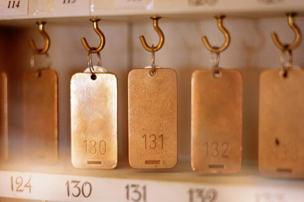 Nycklar i nyckelskåp på hotell. Foto