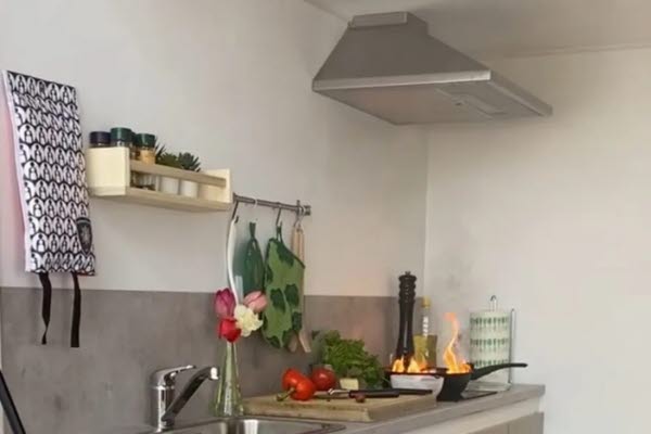 En stekpanna brinner på en spis i ett kök. Foto.