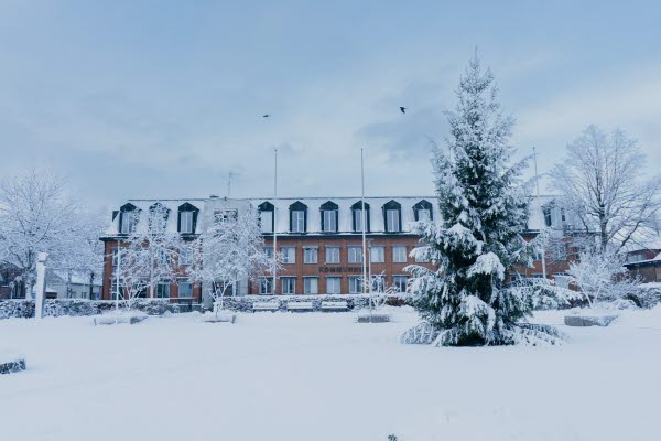 Kommunhuset täckt och omringat av snö