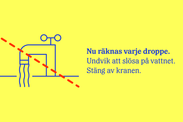En vattenkran med ett streck över, tillsammans med texten "Nu räknas varje droppe. Undvik att slösa på vattnet. Stäng av kranen". Illustration.