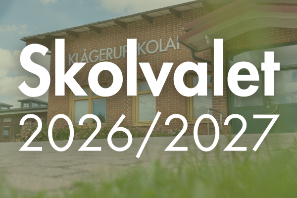 En röd tegelbyggnad i bakgrunden med namnet Klågerupskolan. I förgrunden en text som säger "Skolvalet 2026/2027". Fotol.