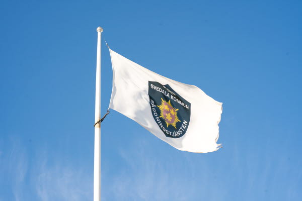 Bild på en vajande flagga med blå himmel som bakgrund.