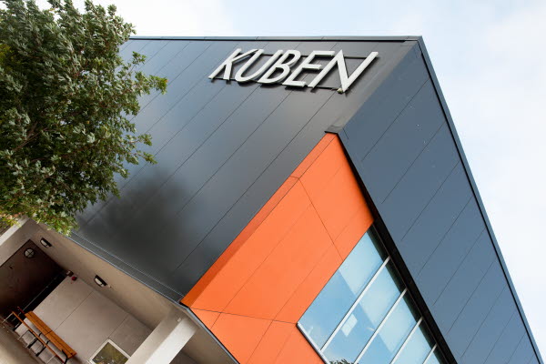 Svart- och orange byggnad med texten "Kuben". Foto.
