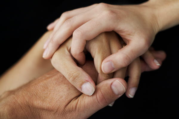 Händer som håller ihop. Foto