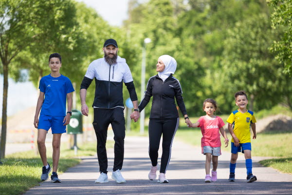 Familj på promenad.