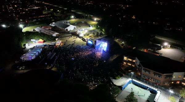 Flygbild över festivalområden på natten